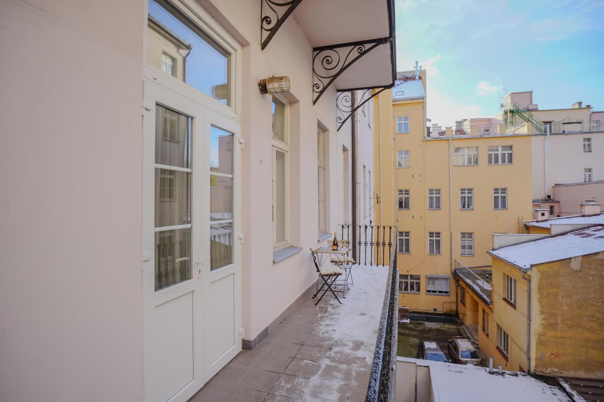 Elegant & Stylish Center Apartments! — Fotky 3